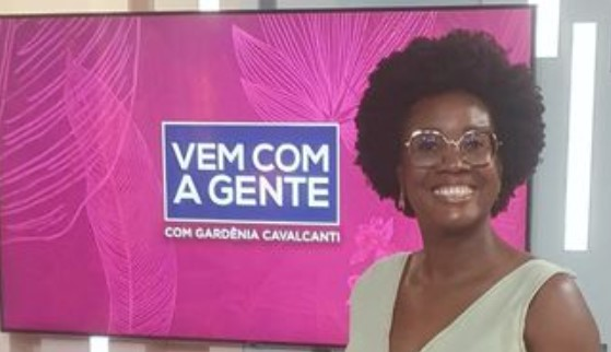 Fotografia de Aline Oliveira no programa 'Vem Com a Gente'